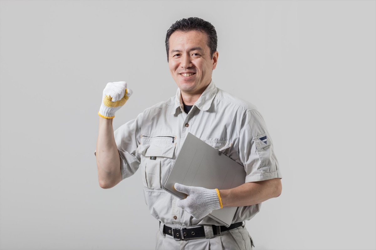 ポーズを決める作業服の男性